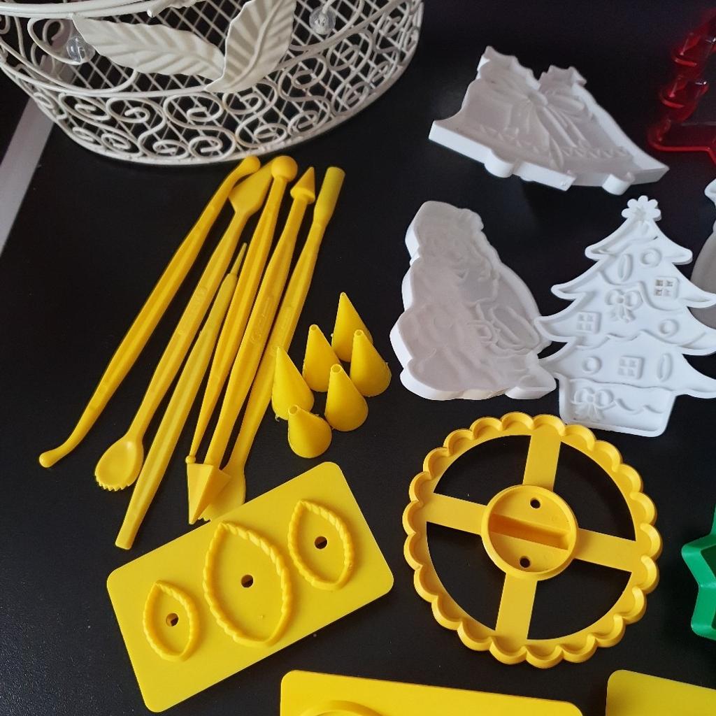 cake decorating bundle
includes
basket
10 cookie cutters
6 tools
6 piping nozzles
10 stamper cutters
Good condition
COLLECTION ONLY