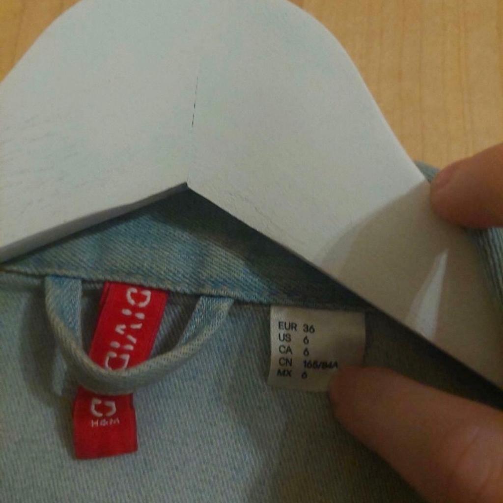 Verkaufe eine Jeansjacke von H&M.

Größe 36

Versand möglich.
