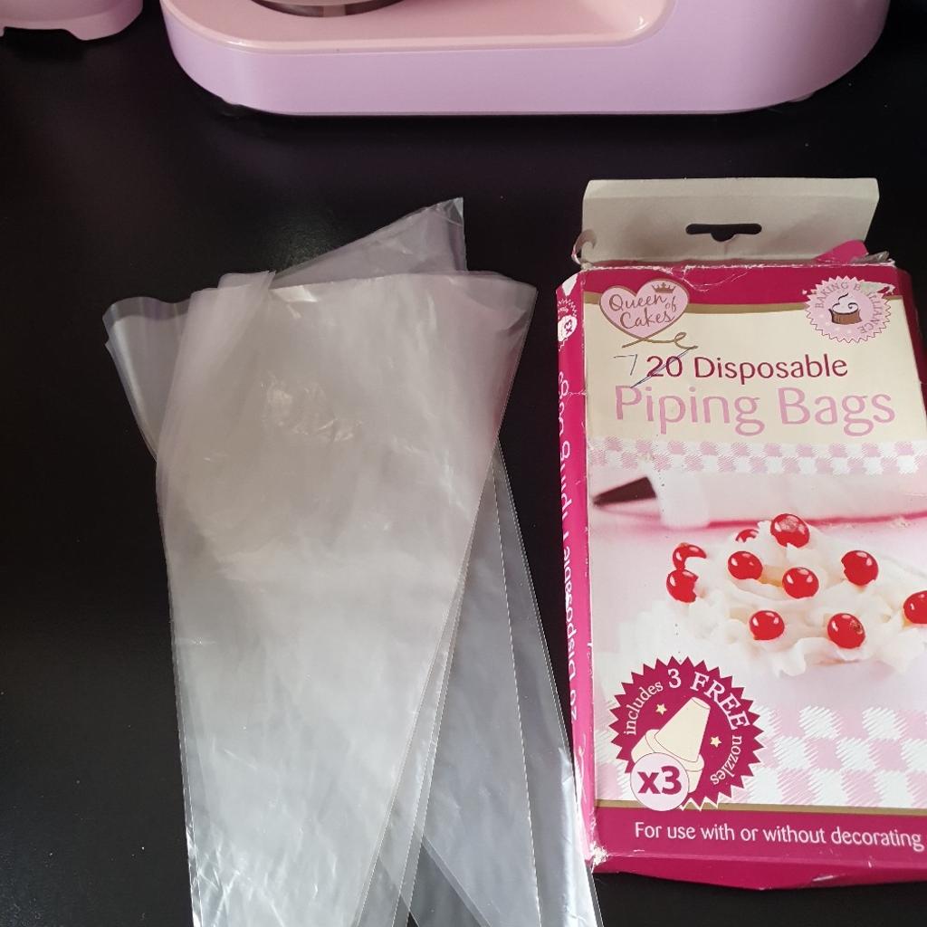 cake decorating accessories
includes metal piping bag holder NEW
to make it easier when filling piping bags
7 disposable piping bags unused
COLLECTION ONLY