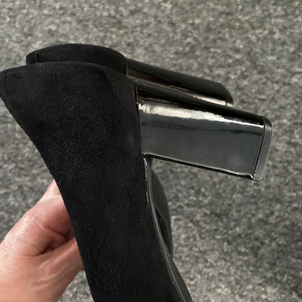 Ladies black suede (leather) shoes with glossy black heel
Beautiful condition - worn once for a very short time only - no wear or damage
M&S Insolia Collection
Size 7 wide fit