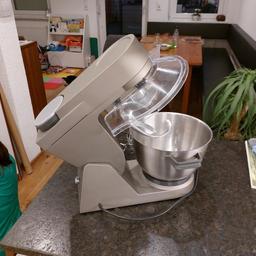 Verkaufe tolle Küchenmaschine von KRUPS mit verschiedenen Rühraufsätzen. Die Maschine wurde selten verwendet und ist daher in einem ausgezeichneten Zustand. NP 549 Euro