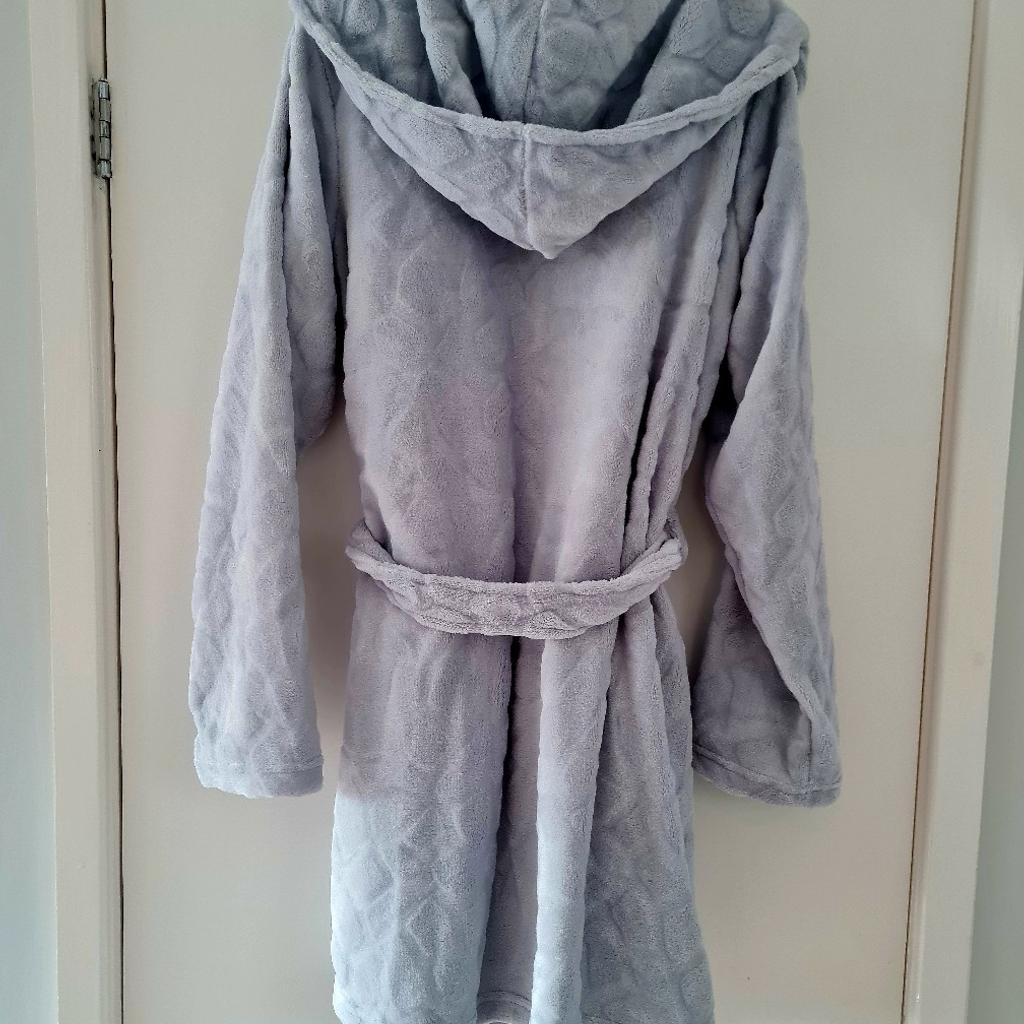 Soft touch, grey Lipsy robe, brand new with tags and original packaging. Size;
12/14. Dispatch within 3 working days via Royal Mail 48hr tracked delivery