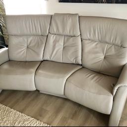 Verkaufe meine schöne von Himolla Couch (Top Qualität Made in Germany) aus Leder. Die Couch besteht aus einem Dreisitzer, bei der man den mittleren Teil als Tisch umklappen/umfunktionieren kann. Und es gibt noch einen Zweisitzer. Alle 4 Hauptsitze können manuell nach hinten ausgezogen werden, sodass man gemütlich darauf auch liegen kann (siehe Bild). Die Couch ist in einem guten Zustand.

Neupreis beim damaligen Kauf: 8.995 €

Maße siehe Bild.

>>>Solange die Anzeige Online ist, kann es gekauft werden !