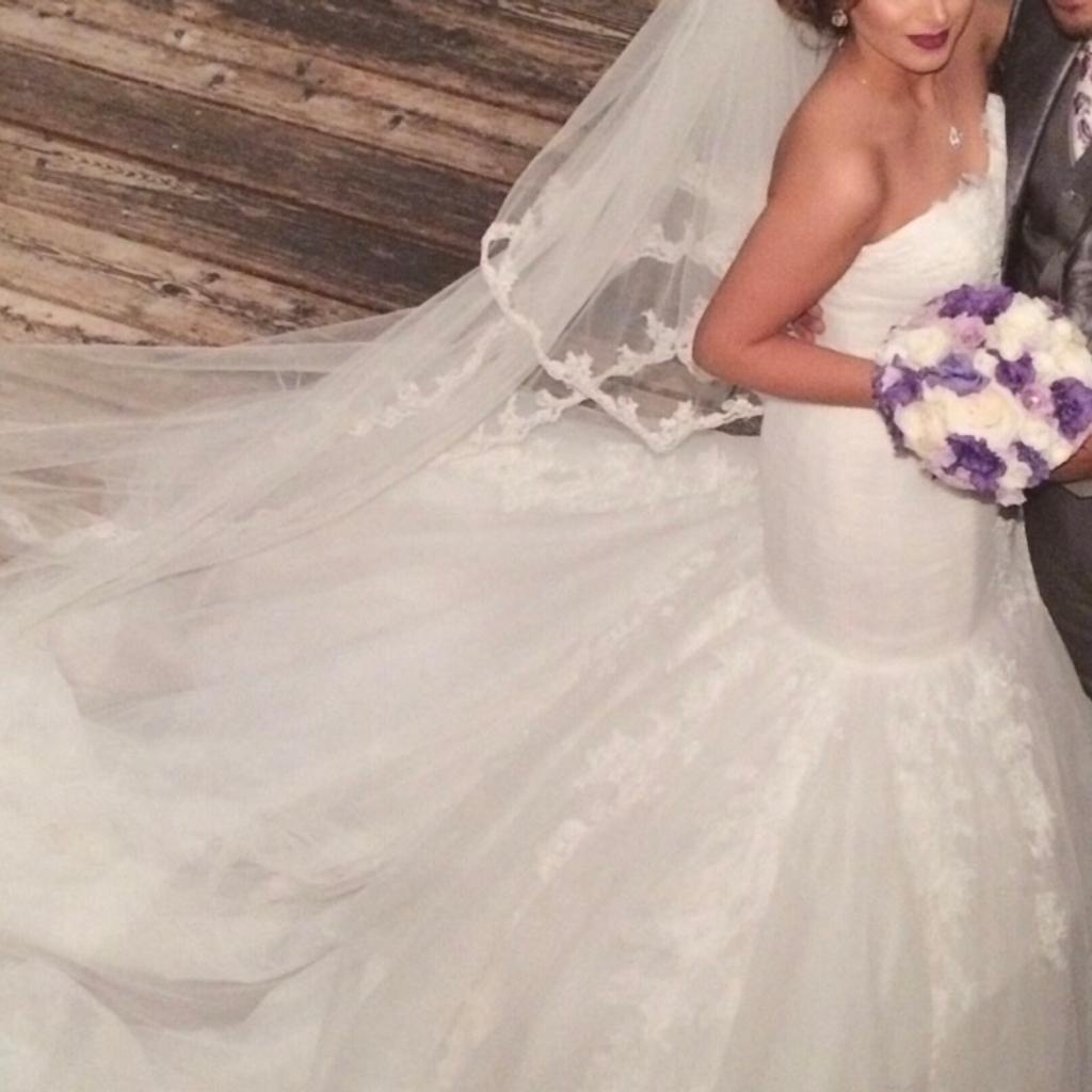 Brautkleid Größe 36-38 und Schleier für 1200€

Hochzeitsanzug steht auch zum Verkauf