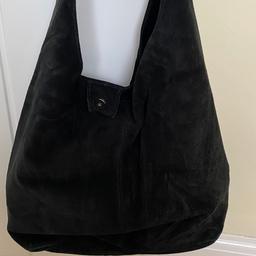 Genuine Italian made leather slouch bag
Attached zipped leather purse
No marks internal or external
Wide shoulder strap for comfort
Purchased price £75
No silly offers
From smoke pet free home