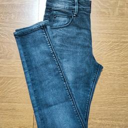 jeans bambino marca Esprit, Nuovo mai usato ancora con cartellino. Taglia 11 anni 146 cm, colore nero. girovita regolabile. perfetti. posso spedire con corriere a carico dell'acquirente guardate anche gli altri miei annunci