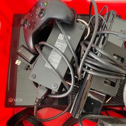 Xbox One (leicht zerkratzt siehe Bild)
Kinect
1x controller
Headset
Div. SPIELE
Abholung in Kirchbichl