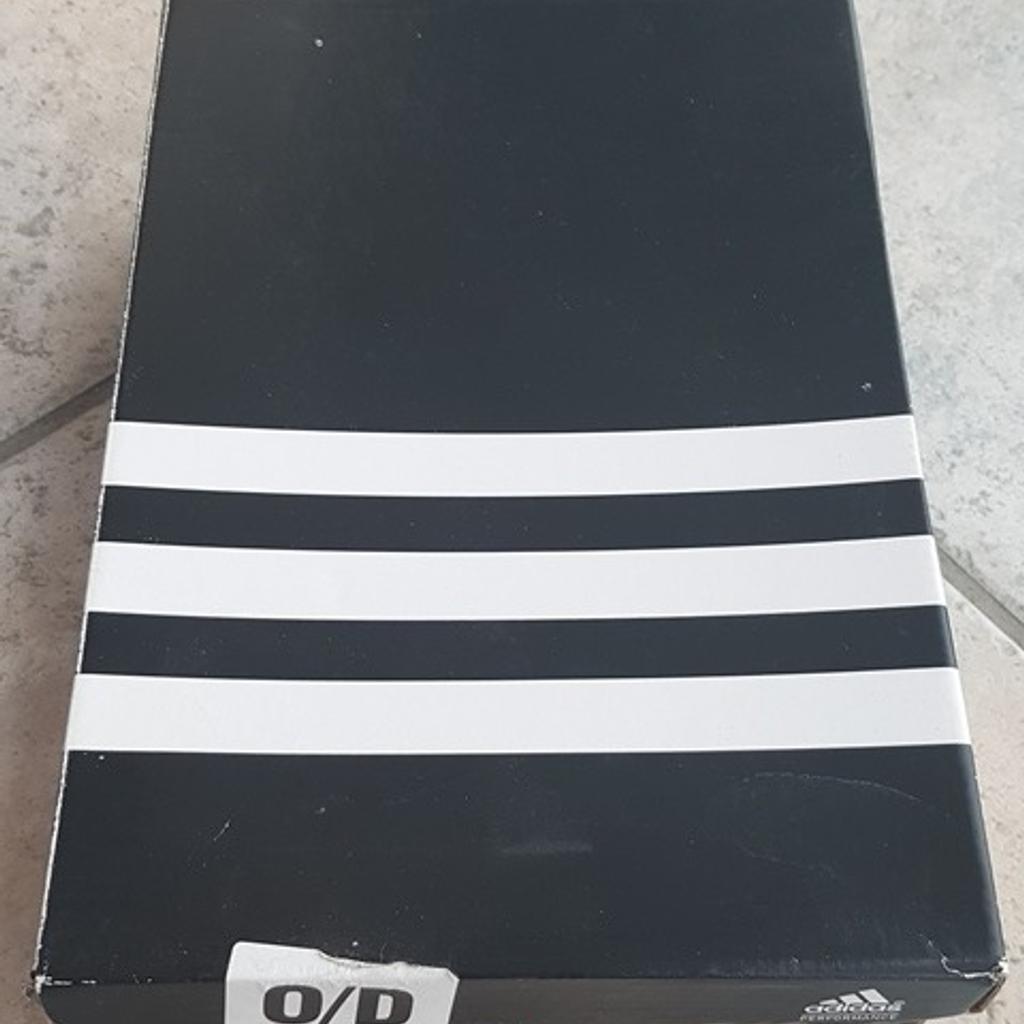 Fussball / Hallenschuhe Adidas mit Originalkarton

Größe: 36.7
Farbe: schwarz

Sohle abriebfest

leichte Gebrauchsspuren, jedoch sonst unbeschädigt

Preis: EUR 5,-

Keine Verpackungs- bzw. Versandkosten im Preis enthalten.

Versand nur in Österreich