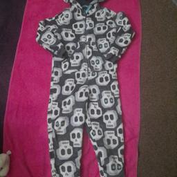 Marks and Spencer Boys Grey Velour Oneie with Skulls all over with Hood and front pockets.

Excellent Condition.
