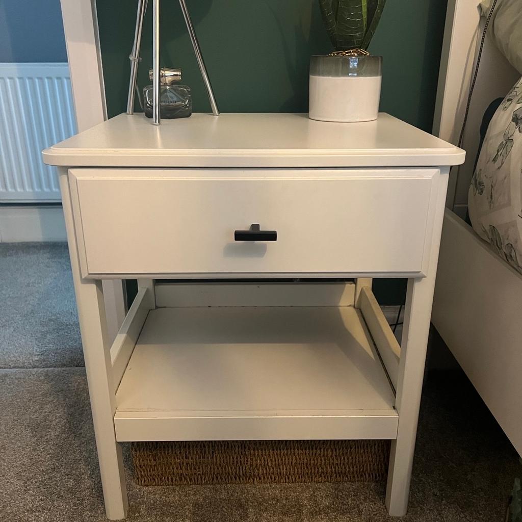 White bedside table x 2 in WA7 Runcorn für 70,00 £ zum Verkauf Shpock DE