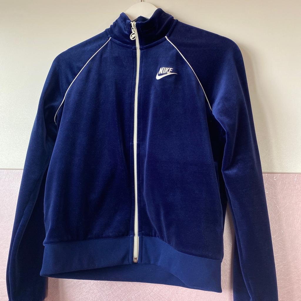 Blaue Nike Sportswear Jacke für Damen in Größe S mit Taschen
Kaum getragen
Preis ohne Versand, Versand nur möglich wenn Kosten übernommen werden