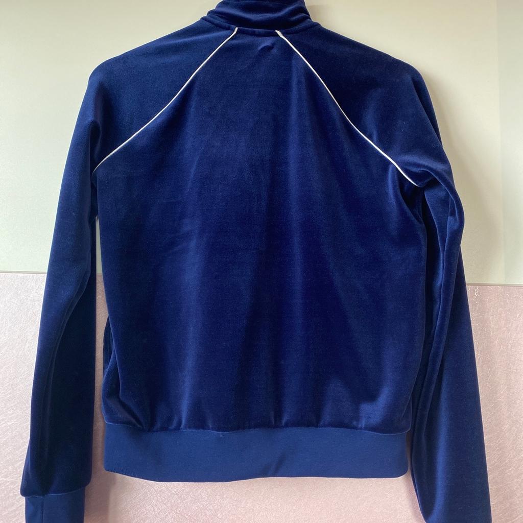 Blaue Nike Sportswear Jacke für Damen in Größe S mit Taschen
Kaum getragen
Preis ohne Versand, Versand nur möglich wenn Kosten übernommen werden