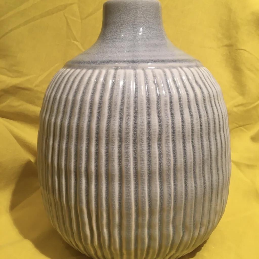LARGE BLUE GLAZED RIBBED VASE HEIGHT 11” DISPLAY HOME ITEMS. Condition used. In excellent immaculate condition. Please view my listing for more vases and home decorative display items. Collection only, London NW7.