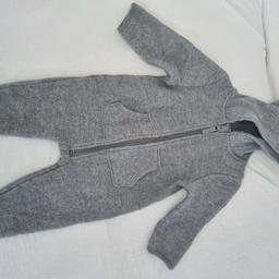 Ungetragen, keine Mängel

Topolino pure collection
wollwalk Overall 
Größe 80
100% Schurwolle
Farbe grau
gekauft bei ernstings family