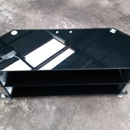 3 Tier large TV Unit in black
Tempered glass in good condition
w-1200mm
h-520mm
d-450mm