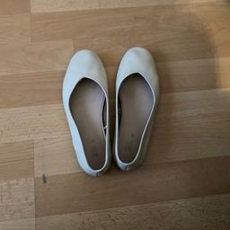 Very lovely ballet flats in UK size 2.

These have been hardly worn and are very comfortable and easy to wear!

Offers welcome :3