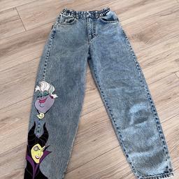 Hey ihr Lieben :)
Biete hier meine Bershka Jeans an ❤️
In der Gr. XXS.
Mit Ursula & Böse Königin Print von Arielle.
Die Jeans ist in einem sehr guten Zustand!
Für wahre Arielle Fans ein Must-Have 🥰
Privatkauf: keine Garantie oder Rücknahme
