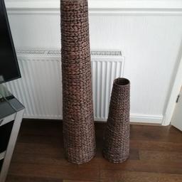 Decrotive wicker floor vases
Brown
In good condition some of the natural wicker is showing through
The big one is 43 inches in height the small one is 26 inches
From a clean smoke free home