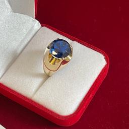 Zum Verkauf steht 1 x Siegelring mit syn. blau Saphir 🤩 Dieser Ring ist aus 585er 14 Karat Gold gefertigt.

Allgemeines:
- Material: Gold
- Feinheit: 585er,- 14 Karat
- Ringgröße: EU 58 - individuelle Anpassung ist möglich
- Gesamtgewicht: 5,35 Gramm
- Geprüft und gestempelt: 585
- Glanz: Sehr gut - Glänzend
- Tolle Verarbeitung und hohe Qualität
- Ideal als Geschenk zu jedem Anlass, oder bereiten Sie sich selbst eine Freude 🎁

🌟 Zahlungsart:
Bank Überweisung / PayPal zzgl. die PayPal Gebühren / Bar oder per Nachnahme 🚚

Bitte beachten Sie auch unsere anderen Annoncen 🎁 über 1000 Reduzierte Schmuckstücke: Goldketten, Kolliers, Armbänder, Armspange, Gold Sets, Anhänger, Ohrringe & Ringe: in 333 - 8 Karat, 585 - 14K, 750 - 18K, 875 - 21K, 916 - 22K & 985 24K Thai Gold

Juwelier Monastirni 💎
📱+49 1794367397