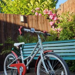 The PENDLETON name is a sign of quality and is a trusted bike creator.
This one is Brand New, ex display and retails for around £300 so this one is a True BARGAIN.

It Has;
24” Wheels
A Single-speed cruiser style cycle that's both easy & fun to ride.
It's easy to hop on & off and boasts; Leather look grips (specifically designed for smaller hands).
Patterned mudguards (Front & Rear) & a chainguard to keep clothes clean and fingers safe.
Superb brakes that can be set to suit their rider.
Period "white-wall" All Terrain Tyres.
A Fully adjustable seat post & handle bars.
This is a Truly Beautiful bike that's in fantastic condition, been through a Full Service and is " Ready to Ride"

A truly beautiful bicycle.

It would make a great gift.....