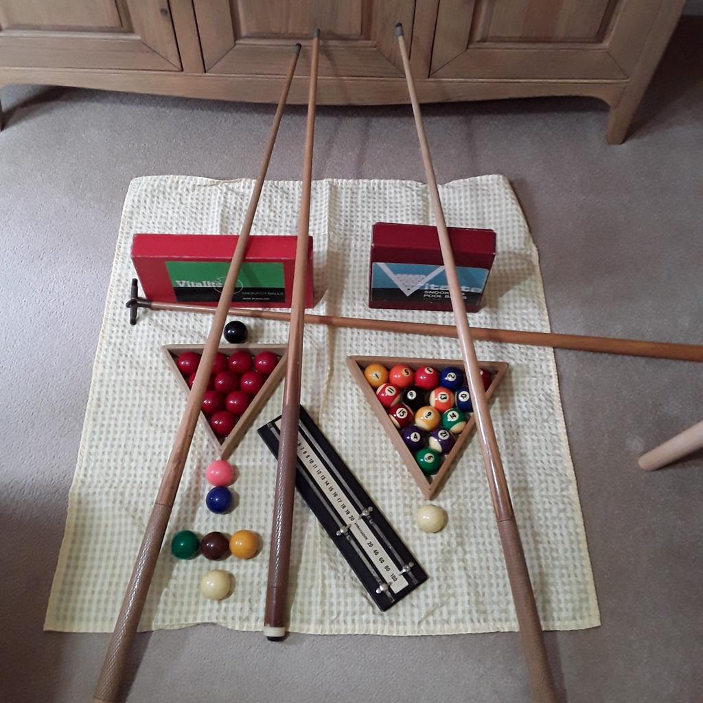 All the items in the pic available and are appropriate for use on a 6' x 3' half dimension snooker table. All well used but undamaged save for a few superficial scuffs. These are vintage items c 1980. Buyer to COLLECT from LN1. Pay on collection. Please do not request shipping.