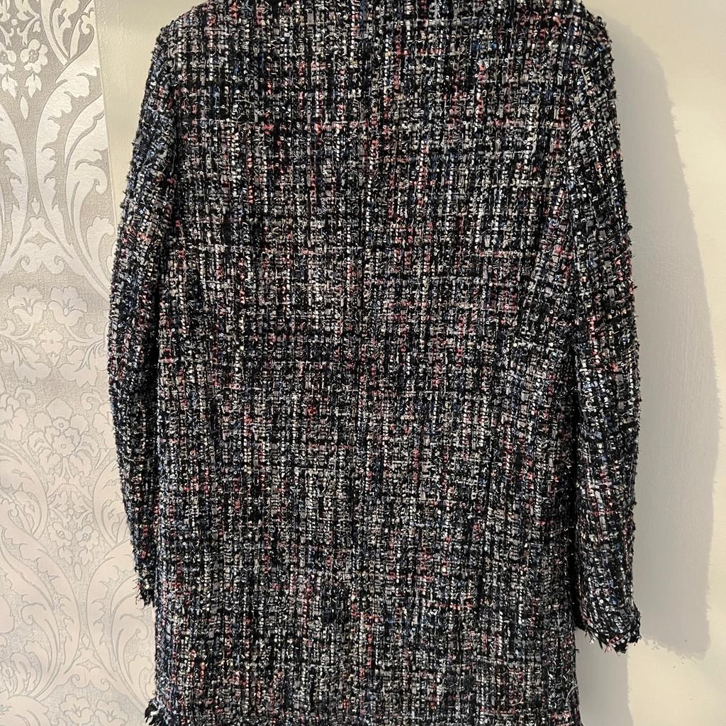 Hi and welcome to this beautiful stylish looking ladies ZARA Tweed Boucle Blazer Jacket Size XS in like new condition thanks
