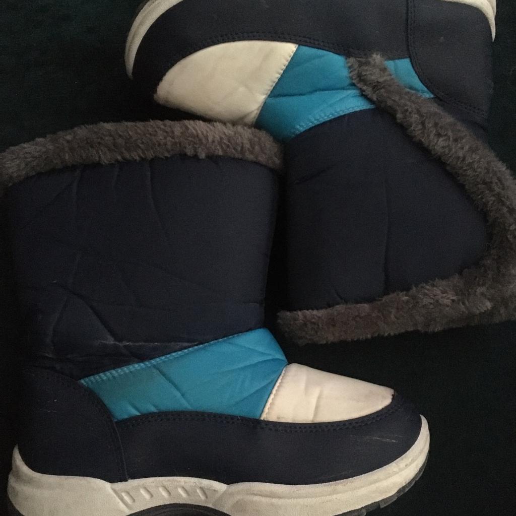 Great condition and lots of wear left in them..

Very sturdy and fleece lined with side Velcro fasteners..