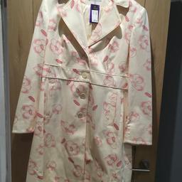 Never worn M&S Autograph Dress Coat
Tag still attached. Original price 99.00
Excellent condition
Cream with pink detail
Open to offers