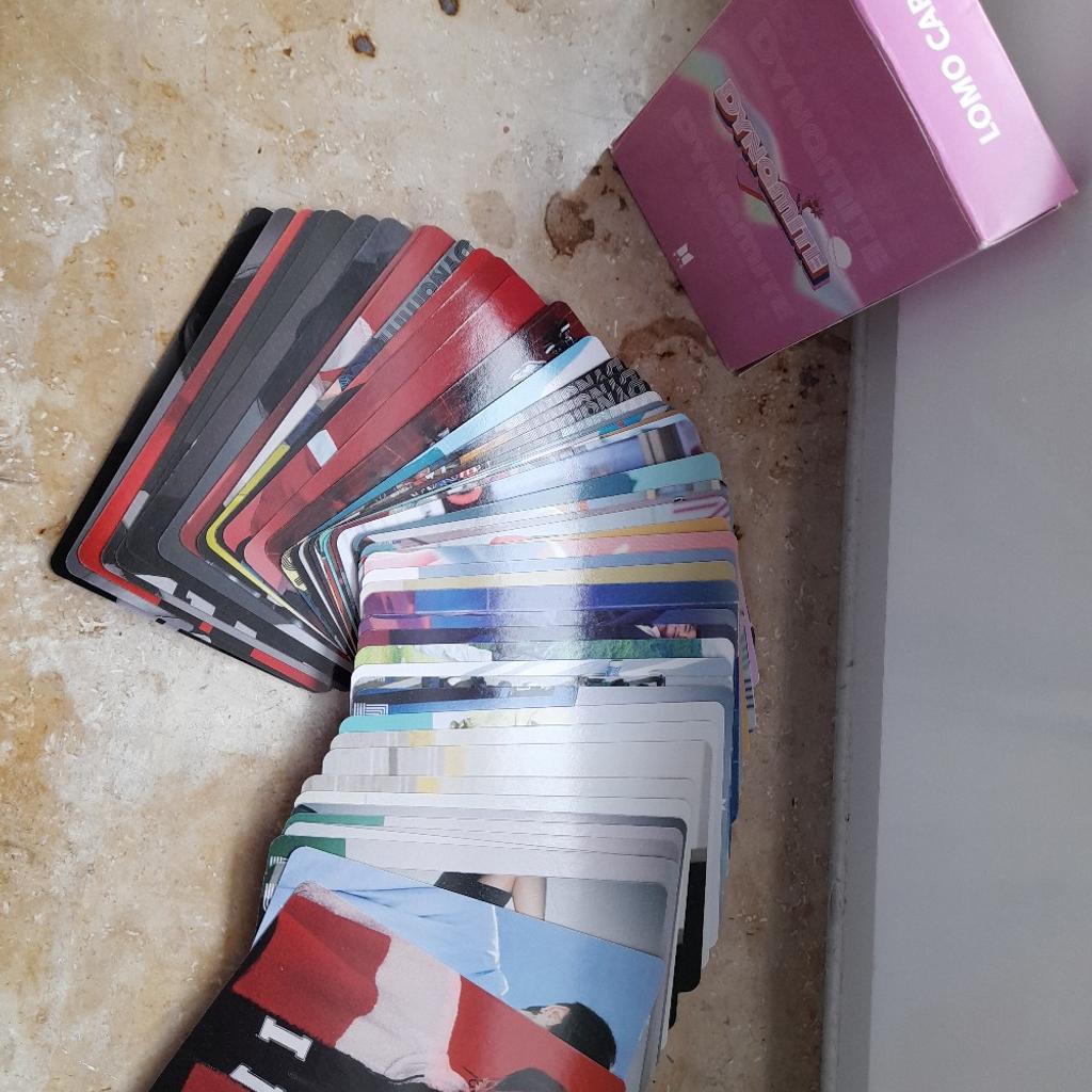 Ich löse meine BTS-Sammlung auf und verkaufe daher diese inoffiziellen Fotokarten. In der Box sind 54 Karten von allen Members, die alle noch in einem sehr guten Zustand sind.
Versand gegen Aufpreis möglich.
Schaut euch gerne meine anderen BTS-Artikel an, ARMY.💜