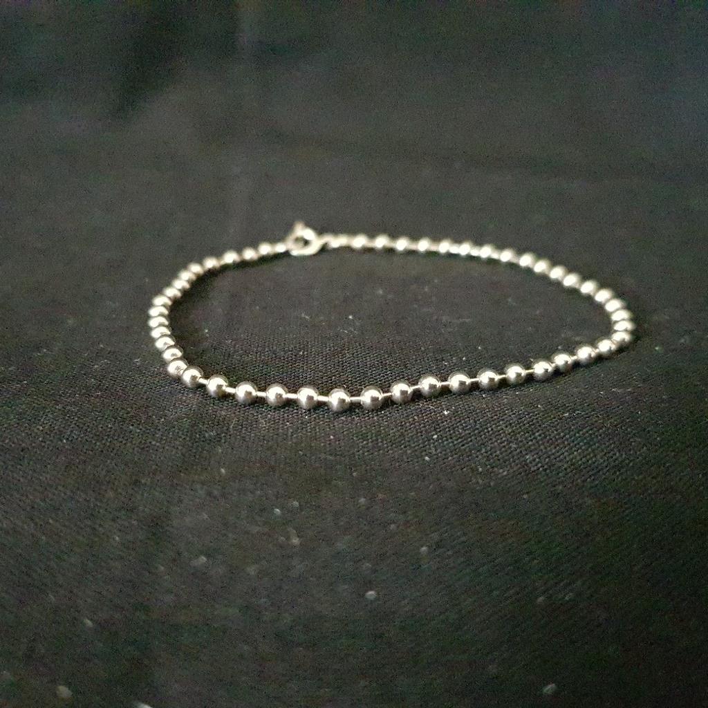 925 sterling silver beaded bracelet
brand new
weight 2.9 grams approximately
approximately 18.5cm long (7 1/4 inches)
combine postage available
from a smoke,damp and pets free home
post only,no collection