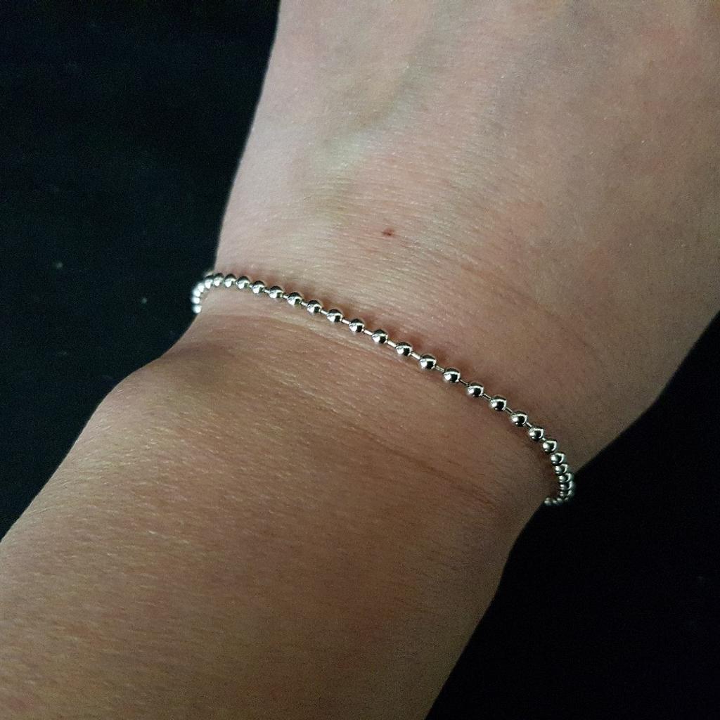 925 sterling silver beaded bracelet
brand new
weight 2.9 grams approximately
approximately 18.5cm long (7 1/4 inches)
combine postage available
from a smoke,damp and pets free home
post only,no collection