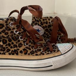 Converse All Star High Top youth brown leopard print crystal boots / Trainers 4
Gorgeous Converse All Star High Top youth brown leopard print boots with customised crystals and ribbon, in good condition, normal signs of wear, see images.

Comes from a pet & smoke free home.