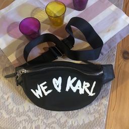 Neue Hip Bag von Karl Lagerfeld kann in verschiedenen Varianten getragen werden.