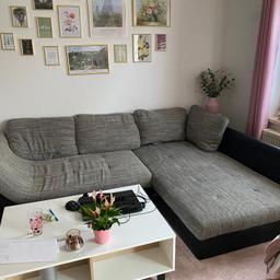Couch in grau, Strukturstoff inklusive Kissen mit schwarzer Umrandung