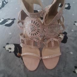 never been worn
pale pink/silver