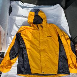 Schöffel Gore-Tex Jacke mit zwei Außentaschen und eine Innentasche, kleiner Fleck an der Kapuze - siehe drittes Bild, Größe L

0676/3073099