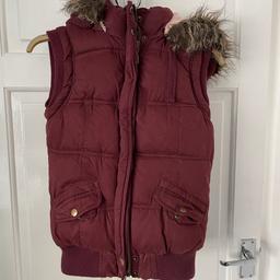 Burgundy, fleece lined gilet with hood. Only worn a few times. Hudson & Rose brand from New Look.
Size 8, but it’s a very snug fit - more like size 6