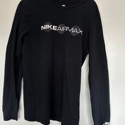 Ich verkaufe ein Nike Airmax Shirt in der Größe M. Leider ist hinten ein kleines Loch (s. letztes Bild), was man aber wieder zunähen kann. Ansonsten top Zustand. Versand 2€ als Warensendung. Schaut gerne in meinen anderen Anzeigen vorbei!