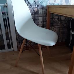 white dining chairs x 4 lovely condition.

please note the imprints from the legs underneath shows through on the plastic seat. This is cosmetic and can not be felt when you are sitting on them.

we are only selling as we have had new chairs.

collect only in person from WS10 and cash on collection.  Darlaston area thankyou

Any questions please ask.

NO COURIERS