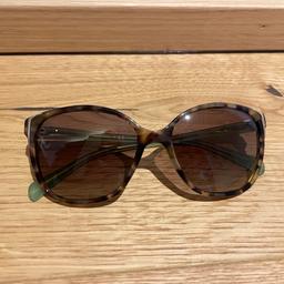 Prada Sonnenbrille mit grünen Bügeln
Wie neu
Inkl. Prada Etui