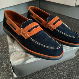 Mens Bally size 9E blue suede and brown leather loafers. Brand new in box.
Box is a little tatty but does not effect the shoes.

Collection from Warboys or postage and local delivery.

Open to a sensible offer