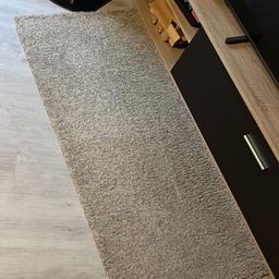 Verkauft wird der hellfarbene Teppich mit der Maße L: 1,40m B: 60cm
15€

Grauer Teppich L: 1,10m B: 60cm 
10€ 

Beide Teppiche sind in einen guten Zustand und haben keinerlei Flecken.