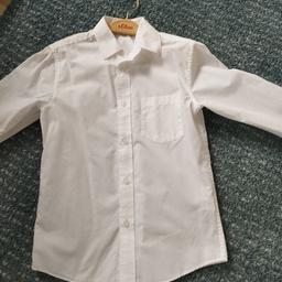 Verschiedene Hemden, 2 Trachtenhemden 122/128, kurzarm,  
140/152 langarm, 
1 weißes Hemd für, Gr 134, langarm 