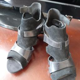 Black beautiful suede and leather sandals.
Look unworn and as new cond.
fy3 layton or post for £3