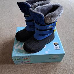 Kids Trespass snow boots size 10, only worn twice in the snow, and now outgrown.
They have 2 velcro straps and fleece lining, with blue pattern to the tops.
Paid £19.99, but would like £10 for them.
from smoke/pet free home