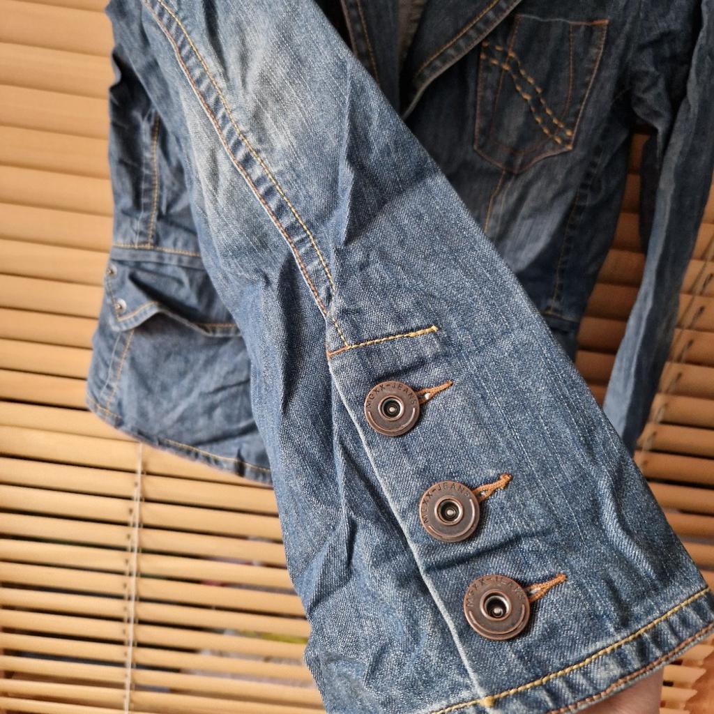 mexx Damen Jeans Jacke Gr 38
Selten getragen
Gr 40 steht drin,fällt kleiner aus
Versand ist möglich
PayPal Freunde vorhanden

Privatverkauf keine Garantie Rücknahme oder Gewährleistung