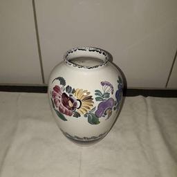 Verkaufe Vase aus Gmundner Keramik Bauernblumen, handbemalt, 18 cm hoch, 13 cm Durchmesser in der Mitte und 7 cm Durchmesser oben und unten, sehr guter Zustand.