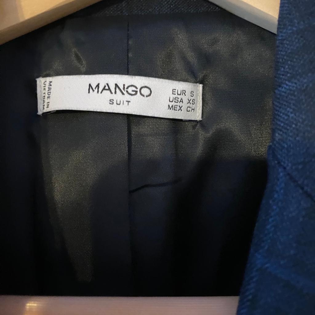 Verkaufe diesen Blazer von Mango in der Größe S. Der Blazer ist blau kariert und hat Schulterpolster drinnen. Er wurde nie getragen und ist daher in einem neuwertigen Zustand.