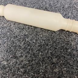 Vintage white Tupperware rolling pin. This is fillable with cold water, has a screw cap. This can be put in the fridge, so it is easier to roll out pastry with less sticking to the roller. Nice chunky handles with grips on both sides. Used & in good condition. Please have a look at my other items for a bargain. If you would like to buy more than one of my items, I can work out a combined P&P for you.
