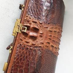 Sehr schöne aber etwas ältere Krokodilleder Handtasche zu verkaufen. Echte Vintage Krokotasche Handtasche aus Croco- Krokoleder.
Leider ist der Tragegurt ( Kordel ) abgerissen siehe Bilder--->

Hier noch die Masse: L= 32 cm, H= 19cm, T= 7,5 cm, schöner Zustand in braun.
Innenfächer, davon 2 mit Reißverschluss, dazugehörige Geldbörse innen eingenäht.
Die Krokotasche hat innen eine Stofffahne mit den Firma Aufdruck
--> Kleinstuben - Genuine -Alligator

Die Fellmütze kann gerne bei Kauf der Krokodilleder Handtasche dazu gegeben werden......